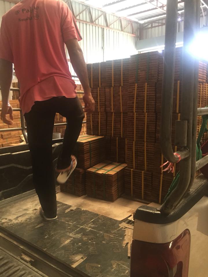 ส่งพื้นไม้สักให้ลูกค้าครับ ส่งด่วนทันใจด้วยรถส่งของเรา สั่งเช้า ได้บ่าย