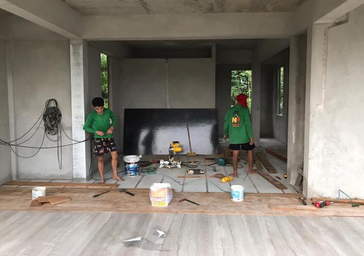 งานรับปูพื้นไม้สักให้คุณลูกค้าครับ เราขายปาเก้ไม้สักพร้อมรับปู ขอบคุณมากครับ