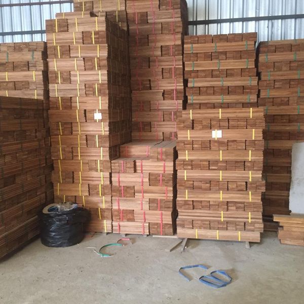 พื้นไม้สัก