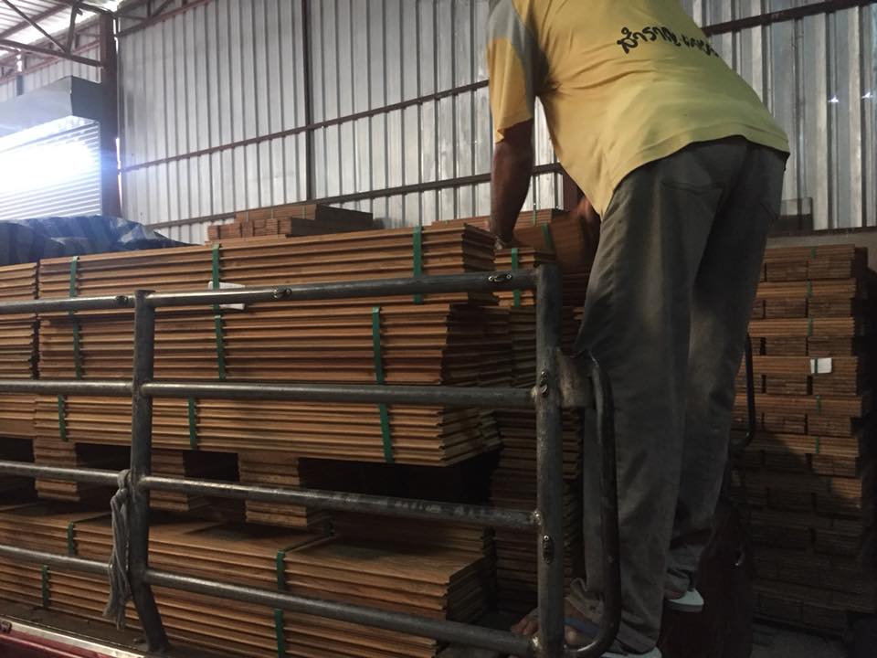 พื้นไม้สัก