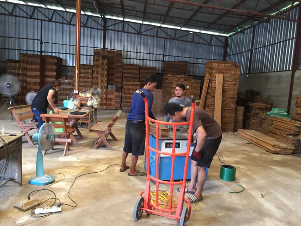 ส่งพื้นไม้สักร้านนกแก้ว