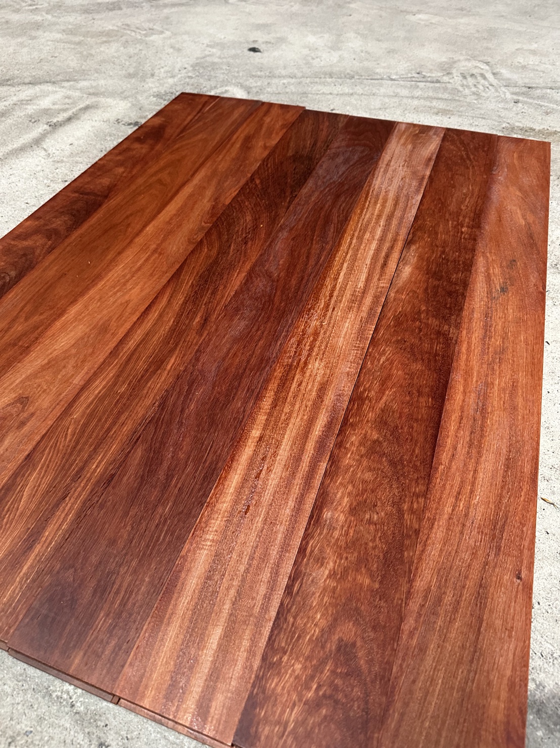 พื้นไม้แดง