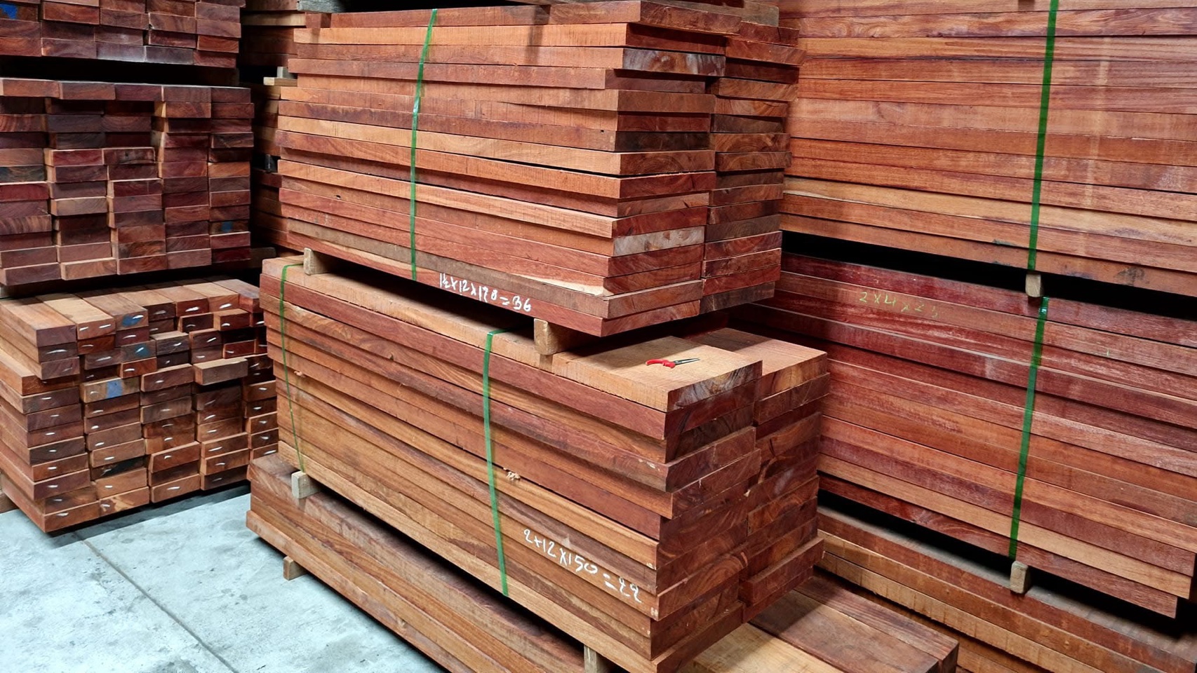 พื้นไม้แดง