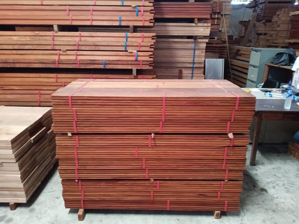 พื้นไม้แดง