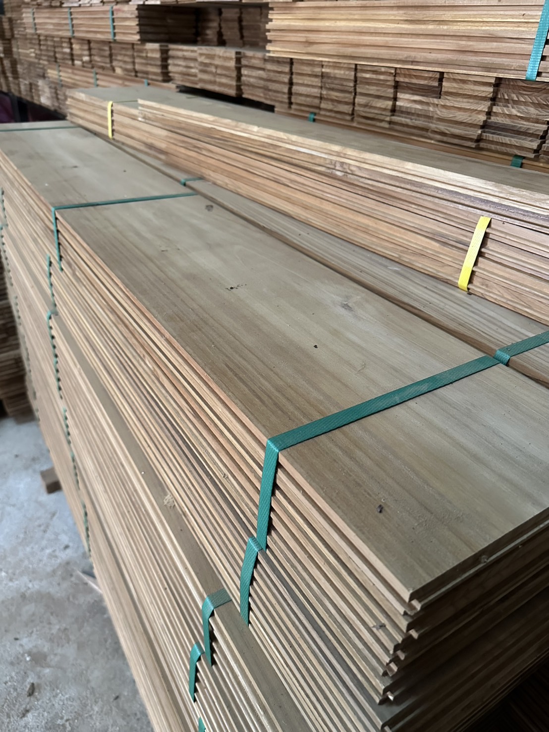 พื้นไม้สัก