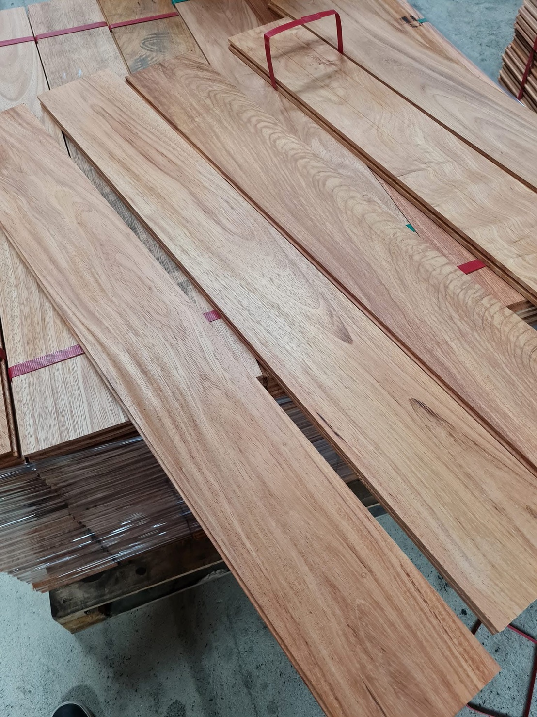 พื้นไม้มะค่า